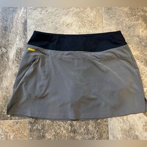 LOLË gray and black short skirt with built in shorts